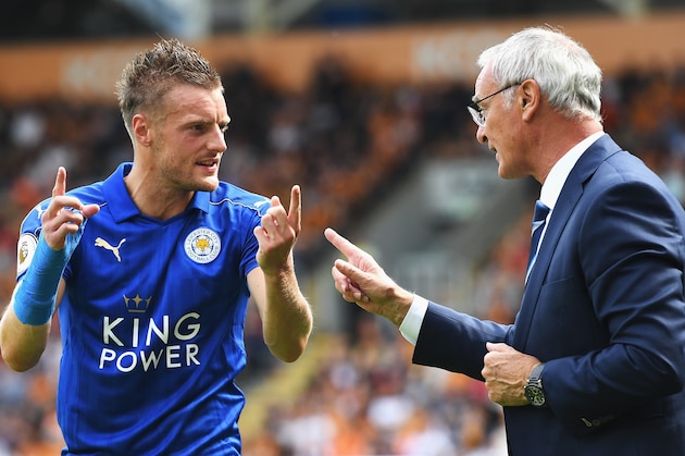 HULL, ENGLAND - AUGUST 13: Jamie Vardy of Leicester City and Claudio Ranieri, Manager of Leicester City talk on the touchline during the Premier League match between Hull City and Leicester City at KCOM Stadium on August 13, 2016 in Hull, England.  (Photo by Michael Regan/Getty Images)