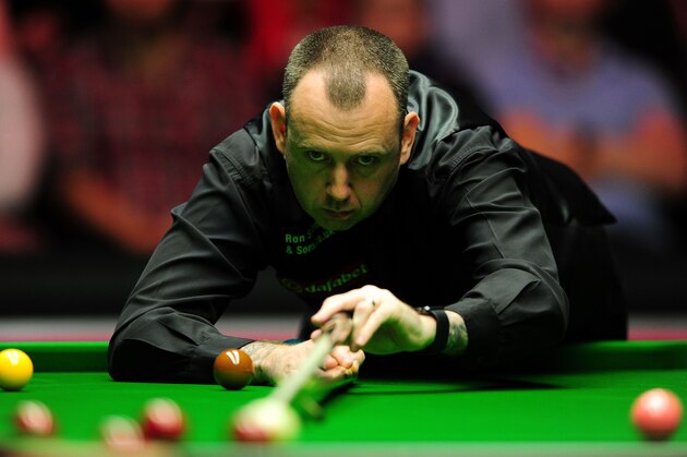 LONDON, ENGLAND - JANUARY 12:  Mark Williams of Wales plays a shot during his first round match against Ronnie O'Sullivan of England during Day Three of The Dafabet Masters at Alexandra Palace on January 12, 2016 in London, England.  (Photo by Dan Mullan/Getty Images)
