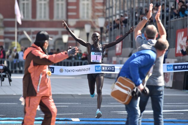 Kenya's Wilson Kipsang (C, #1) crosses the finish line in the men's category of the Tokyo Marathon in Tokyo on February 26, 2017. / AFP / KAZUHIRO NOGI        (Photo credit should read KAZUHIRO NOGI/AFP/Getty Images)