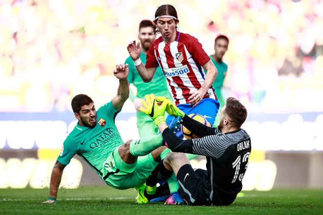 MADRID, SPAIN - FEBRUARY 26: Luis Suarez (L) of FC Barcelona competes for the ball with goalkeeper Jan Oblak (R) of Atletico de Madrid and his teammate Filipe Luis (2ndL) during the La Liga match between Club Atletico de Madrid and FC Barcelona at Vicente Calderon Stadium on February 26, 2017 in Madrid, Spain.  (Photo by Gonzalo Arroyo Moreno/Getty Images)
