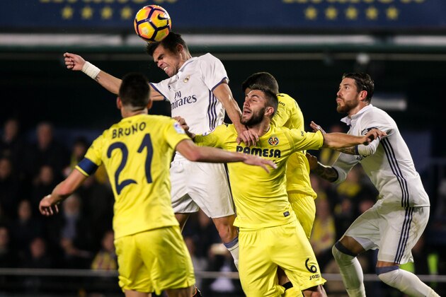 Real Madrid's Brazilian defender Pepe (2L) vies with Villareal's defender Victor Ruiz (2R) during the Spanish League football match Villarreal CF vs Real Madrid at El Madrigal stadium in Vila-real on February 26, 2017.  / AFP / BIEL ALINO        (Photo credit should read BIEL ALINO/AFP/Getty Images)