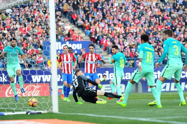MADRID, SPAIN - FEBRUARY 26:  Lionel Messi of FC Barcelona scores his 2nd goal during the La Liga match between Club Atletico de Madrid and FC Barcelona at Vicente Calderon Stadium on February 26, 2017 in Madrid, Spain.  (Photo by Denis Doyle/Getty Images)