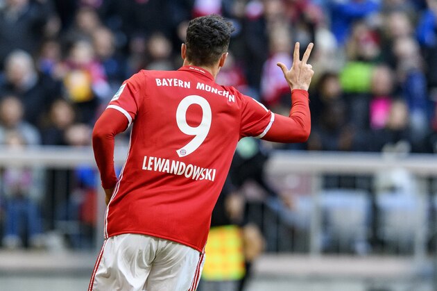 MUNICH, GERMANY - FEBRUARY 25: Robert Lewandowski of Bayern Muenchen celebrates the fourth goal for his team during the Bundesliga match between Bayern Muenchen and Hamburger SV at Allianz Arena on February 25, 2017 in Munich, Germany. (Photo by Alexander Scheuber/Getty Images)