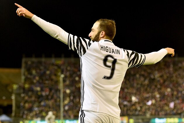 Juventus' forward from Argentina Gonzalo Higuain celebrates after scoring during the Italian Serie A football match between Cagliari and Juventus at Sant'Elia Stadium in Cagliari on February 12, 2017.  / AFP / GIUSEPPE CACACE        (Photo credit should read GIUSEPPE CACACE/AFP/Getty Images)