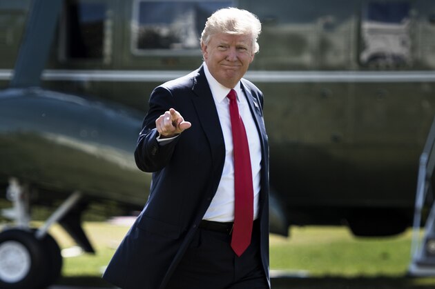 US President Donald Trump walks from Marine One to the White House February 24, 2017 in Washington, DC. / AFP / Brendan Smialowski        (Photo credit should read BRENDAN SMIALOWSKI/AFP/Getty Images)