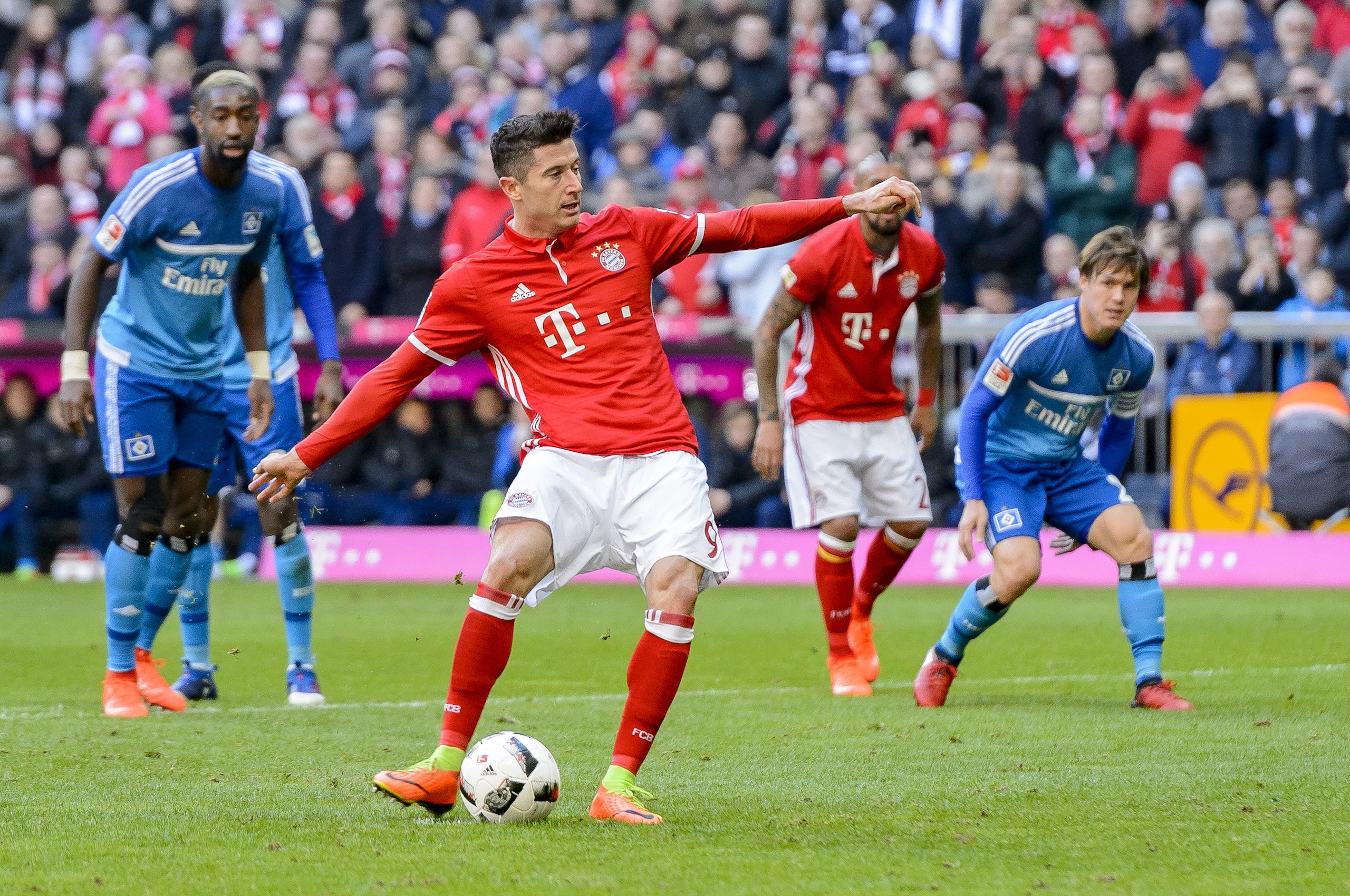 MUNICH, GERMANY - FEBRUARY 25: Robert Lewandowski of Bayern Muenchen scores the second goal for his team with a penalty during the Bundesliga match between Bayern Muenchen and Hamburger SV at Allianz Arena on February 25, 2017 in Munich, Germany. (Photo by Alexander Scheuber/Getty Images)