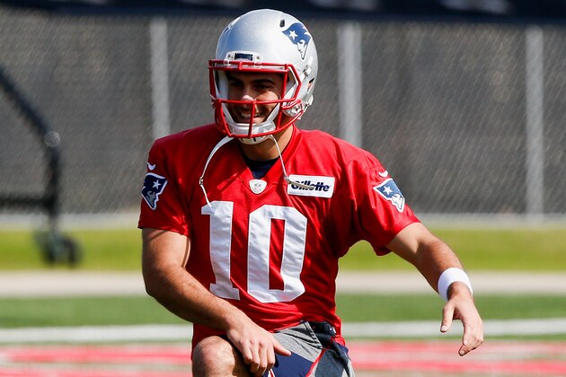 HOUSTON, TX - FEBRUARY 02:  Jimmy Garoppolo #10 of the New England Patriots works out during a practice session ahead of Super Bowl LI  on February 2, 2017 in Houston, Texas.  (Photo by Bob Levey/Getty Images)