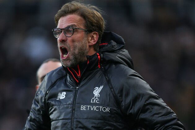 HULL, ENGLAND - FEBRUARY 04: A frustrated Jurgen Klopp manager / head coach of Liverpool during the Premier League match between Hull City and Liverpool at KCOM Stadium on February 4, 2017 in Hull, England. (Photo by Robbie Jay Barratt - AMA/Getty Images)