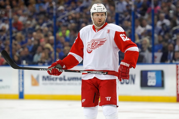 TAMPA, FL - OCTOBER 13:  Thomas Vanek #62 of the Detroit Red Wings gets ready for a face-off against Tampa Bay Lightning during a game at the Amalie Arena on October 13, 2016 in Tampa, Florida. (Photo by Mike Carlson/Getty Images)