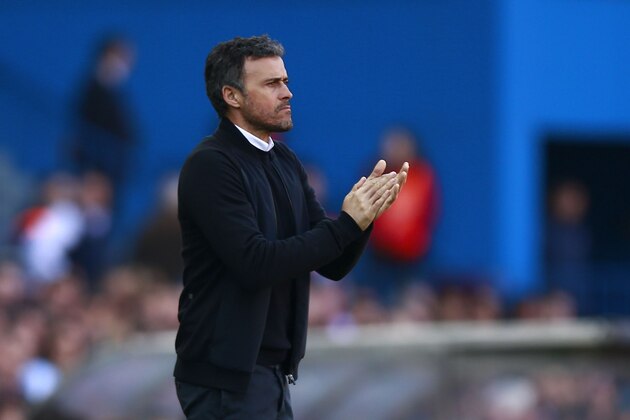 MADRID, SPAIN - FEBRUARY 26: Head coach Luis Enrique Martinez of FC Barcelona encourages his team during the La Liga match between Club Atletico de Madrid and FC Barcelona at Vicente Calderon Stadium on February 26, 2017 in Madrid, Spain.  (Photo by Gonzalo Arroyo Moreno/Getty Images)