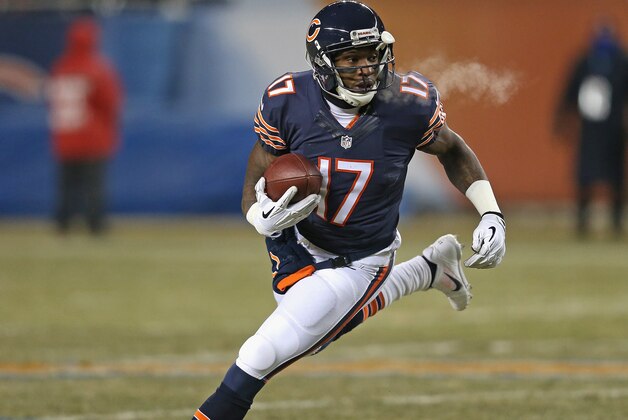 CHICAGO, IL - DECEMBER 09: Alshon Jeffery #17 of the Chicago Bears runs on an end-around against the Dallas Cowboys at Soldier Field on December 9, 2013 in Chicago, Illinois. The Bears defeated the Cowboys 45-28. (Photo by Jonathan Daniel/Getty Images)