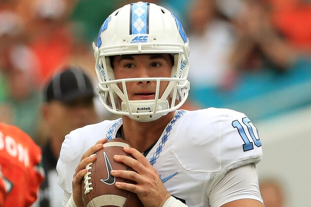 MIAMI GARDENS, FL - OCTOBER 15:  Mitch Trubisky #10 of the North Carolina Tar Heels passes during a game against the Miami Hurricanes at Hard Rock Stadium on October 15, 2016 in Miami Gardens, Florida.  (Photo by Mike Ehrmann/Getty Images)