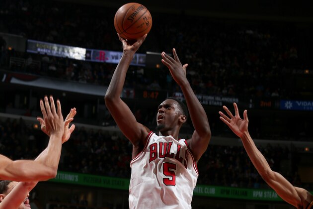 CHICAGO, IL - MARCH 2:  Bobby Portis #5 of the Chicago Bulls shoots the ball against the Golden State Warriors on March 2, 2017 at the United Center in Chicago, Illinois. NOTE TO USER: User expressly acknowledges and agrees that, by downloading and or using this photograph, user is consenting to the terms and conditions of the Getty Images License Agreement.  Mandatory Copyright Notice: Copyright 2017 NBAE (Photo by Gary Dineen/NBAE via Getty Images)