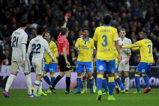 MADRID, SPAIN - MARCH 01: Referee David Fernandez Borbalan (L) shows the red card to Gareth Bale (R) of Real Madrid CF during the La Liga match between Real Madrid CF and UD Las Palmas at Estadio Santiago Bernabeu on March 1, 2017 in Madrid, Spain.  (Photo by Gonzalo Arroyo Moreno/Getty Images)
