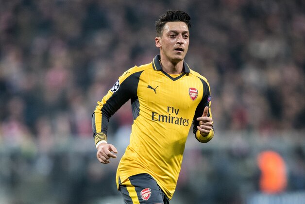 MUNICH, GERMANY - FEBRUARY 15:  Mesut Oezil of Arsenal runs during the UEFA Champions League Round of 16 first leg match between FC Bayern Muenchen and Arsenal FC at Allianz Arena on February 15, 2017 in Munich, Germany.  (Photo by Boris Streubel/Getty Images)
