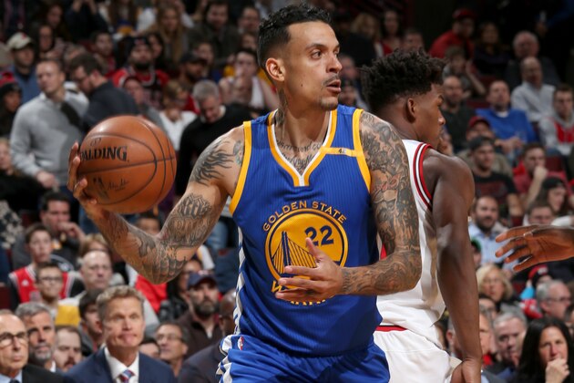 CHICAGO, IL - MARCH 2: Matt Barnes #22 of the Golden State Warriors looks to pass the ball against the Chicago Bulls on March 2, 2017 at the United Center in Chicago, Illinois. NOTE TO USER: User expressly acknowledges and agrees that, by downloading and or using this photograph, user is consenting to the terms and conditions of the Getty Images License Agreement. Mandatory Copyright Notice: Copyright 2017 NBAE (Photo by Gary Dineen/NBAE via Getty Images) CHICAGO, IL - MARCH 2: Matt Barnes #22 of the Golden State Warriors looks to pass the ball against the Chicago Bulls on March 2, 2017 at the United Center in Chicago, Illinois. NOTE TO USER: User expressly acknowledges and agrees that, by downloading and or using this photograph, user is consenting to the terms and conditions of the Getty Images License Agreement. Mandatory Copyright Notice: Copyright 2017 NBAE (Photo by Gary Dineen/NBAE via Getty Images)