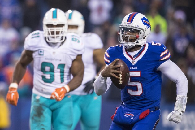 ORCHARD PARK, NY - DECEMBER 24:  Tyrod Taylor #5 of the Buffalo Bills runs with the ball during overtime against the Miami Dolphins on December 24, 2016 at New Era Field in Orchard Park, New York. Miami defeats Buffalo 34-31 in overtime.  (Photo by Brett Carlsen/Getty Images)
