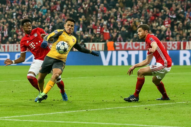 MUNICH, GERMANY - FEBRUARY 15: Alexis Sanchez of Arsenal and David Alaba of Munich , Xabi Alonso of Munich battle for the ball during the UEFA Champions League Round of 16 first leg match between FC Bayern Muenchen and Arsenal FC at Allianz Arena on February 15, 2017 in Munich, Germany. (Photo by TF-Images/Getty Images)