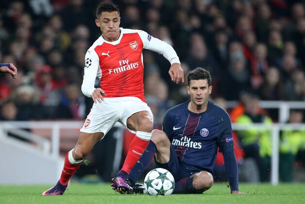 LONDON, ENGLAND - NOVEMBER 23: Alexis Sanchez of Arsenal and Thiago Motta of PSG in action during the UEFA Champions League match between Arsenal FC and Paris Saint-Germain at Emirates Stadium on November 23, 2016 in London, England. (Photo by Jean Catuffe/Getty Images)
