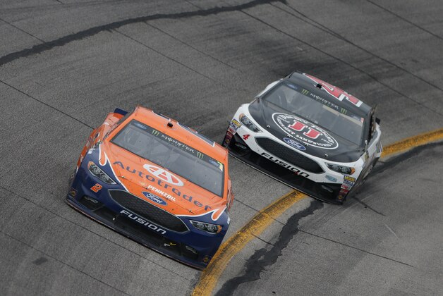 HAMPTON, GA - MARCH 05:  Brad Keselowski, driver of the #2 Autotrader Ford, leads Kevin Harvick, driver of the #4 Jimmy John's Ford, during the Monster Energy NASCAR Cup Series Folds Of Honor QuikTrip 500 at Atlanta Motor Speedway on March 5, 2017 in Hampton, Georgia.  (Photo by Brian Lawdermilk/Getty Images)