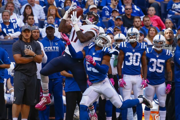 INDIANAPOLIS, IN - OCTOBER 09: Alshon Jeffery #17 of the Chicago Bears goes up for a catch as Patrick Robinson #25 of the Indianapolis Colts at Lucas Oil Stadium on October 9, 2016 in Indianapolis, Indiana.  (Photo by Michael Hickey/Getty Images)