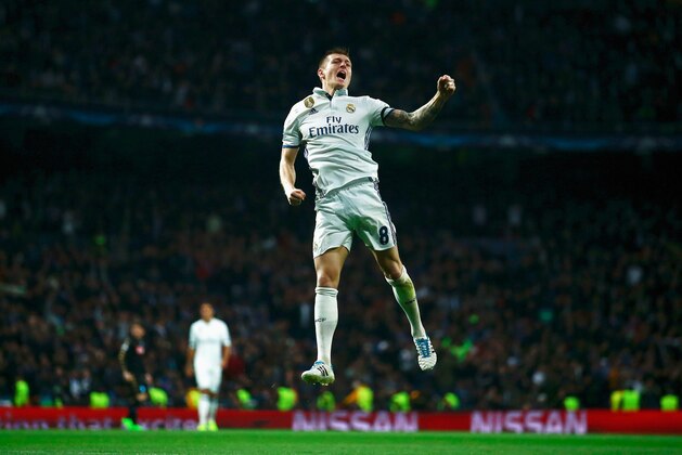 MADRID, SPAIN - FEBRUARY 15:  Toni Kroos of Real Madrid celebrates as he scores their second goal during the UEFA Champions League Round of 16 first leg match between Real Madrid CF and SSC Napoli at Estadio Santiago Bernabeu on February 15, 2017 in Madrid, Spain.  (Photo by Gonzalo Arroyo Moreno/Getty Images)