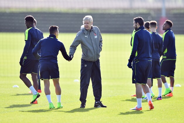Arsenal's French manager Arsene Wenger (C) shakes hands with Chilean striker Alexis Sanchez (2L) during a training session ahead of their UEFA Champions League round of 16 second leg football match against Bayern Munich at Arsenal's London Colney training ground on March 6, 2017.  / AFP PHOTO / GLYN KIRK        (Photo credit should read GLYN KIRK/AFP/Getty Images)