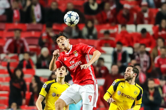 LISBON, PORTUGAL - FEBRUARY 14: Gonzalo Castro of Borussia Dortmund , Marc Bartra of Borussia Dortmund and Raul Jimenez of Benfica battle for the ball during the UEFA Champions League Round of 16 - First Leg match between SL Benfica and Borussia Dortmund at Estadio da Luz on February 14, 2017 in Lisbon, Portugal. (Photo by TF-Images/Getty Images)
