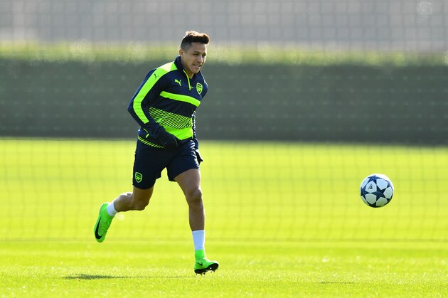 ST ALBANS, ENGLAND - MARCH 06:  Alexis Sanchez of Arsenal chases down the ball during a training session at London Colney on March 6, 2017 in St Albans, England. (Photo by Dan Mullan/Getty Images)