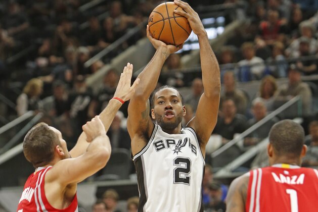 SAN ANTONIO,TX - MARCH 6: Kawhi Leonard #2 of the San Antonio Spurs shoots over Houston Rockets players at AT&T Center on March 6, 2017 in San Antonio, Texas.  NOTE TO USER: User expressly acknowledges and agrees that , by downloading and or using this photograph, User is consenting to the terms and conditions of the Getty Images License Agreement. (Photo by Ronald Cortes/Getty Images)