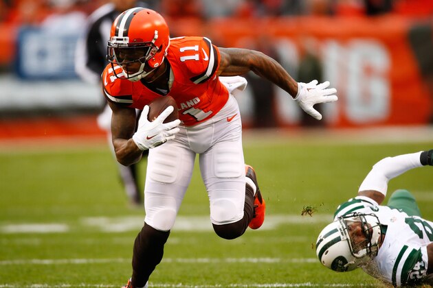 CLEVELAND, OH - OCTOBER 30:  Terrelle Pryor #11 of the Cleveland Browns avoids a tackle by Darrelle Revis #24 of the New York Jets during the first quarter at FirstEnergy Stadium on October 30, 2016 in Cleveland, Ohio. (Photo by Gregory Shamus/Getty Images)
