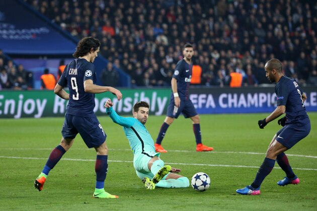 PARIS, FRANCE - FEBRUARY 14: Gerard Pique of FC Barcelona in action between Edinson Cavani and Lucas Moura of PSG during the UEFA Champions League Round of 16 first leg match between Paris Saint-Germain and FC Barcelona at Parc des Princes on February 14, 2017 in Paris, France. (Photo by Jean Catuffe/Getty Images)