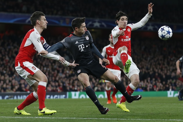 Bayern Munich's Polish forward Robert Lewandowski (C) vies with Arsenal's Spanish defender Hector Bellerin (R) during the UEFA Champions League last 16 second leg football match between Arsenal and Bayern Munich at The Emirates Stadium in London on March 7, 2017. / AFP PHOTO / IKIMAGES / Ian KINGTON        (Photo credit should read IAN KINGTON/AFP/Getty Images)
