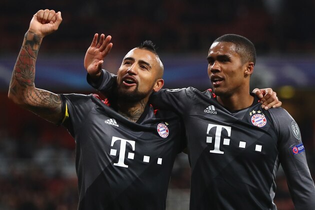 LONDON, ENGLAND - MARCH 07: Arturo Vidal of Bayern Muenchen (L) celebrates with Douglas Costa as he scores their fifth goal during the UEFA Champions League Round of 16 second leg match between Arsenal FC and FC Bayern Muenchen at Emirates Stadium on March 7, 2017 in London, United Kingdom. (Photo by Clive Mason/Getty Images) LONDON, ENGLAND - MARCH 07: Arturo Vidal of Bayern Muenchen (L) celebrates with Douglas Costa as he scores their fifth goal during the UEFA Champions League Round of 16 second leg match between Arsenal FC and FC Bayern Muenchen at Emirates Stadium on March 7, 2017 in London, United Kingdom. (Photo by Clive Mason/Getty Images)