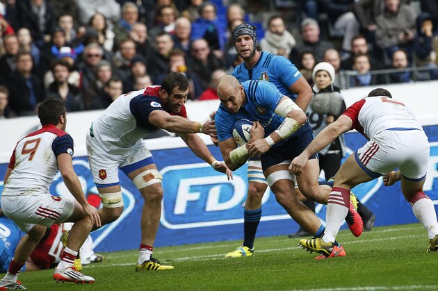 Italy's number 8 and captain Sergio Parisse (C) runs with the ball during the Six Nations international rugby union match between France and Italy at the Stade de France in Saint-Denis, north of Paris, on February 6, 2016. AFP PHOTO / THOMAS SAMSON / AFP / THOMAS SAMSON        (Photo credit should read THOMAS SAMSON/AFP/Getty Images)