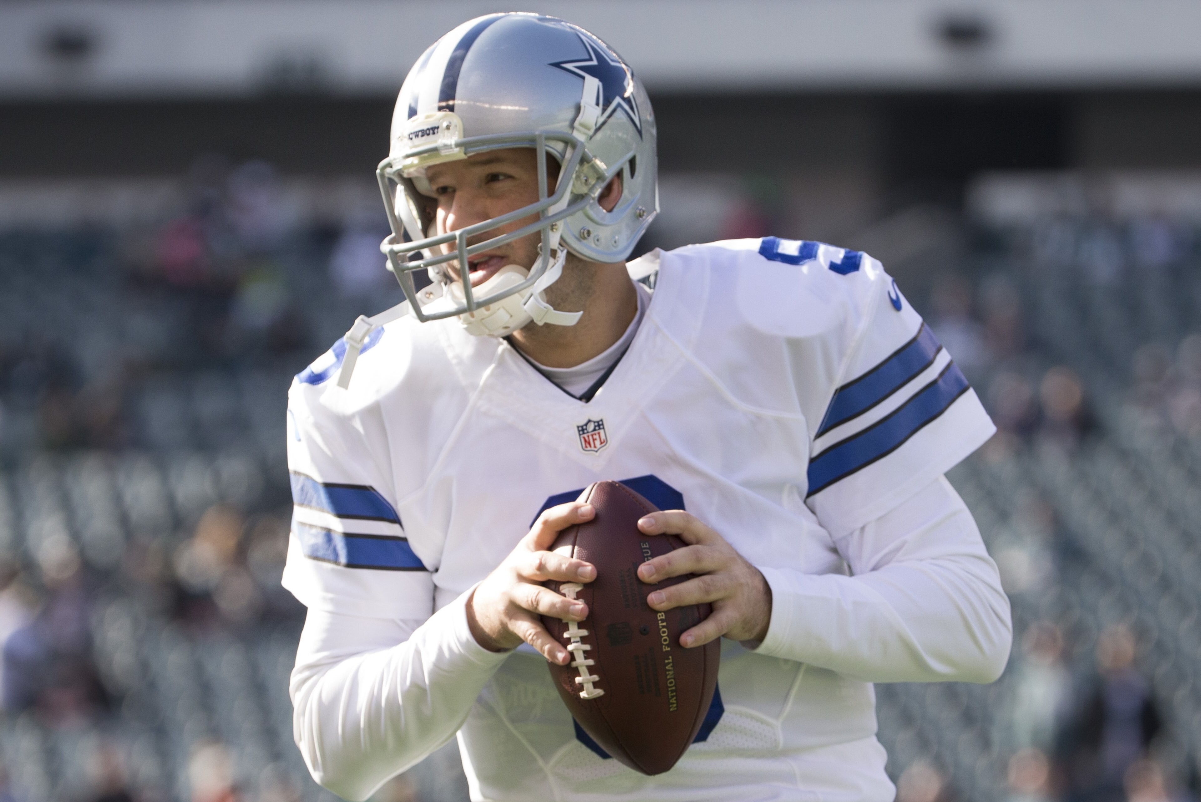 PHILADELPHIA, PA - JANUARY 1: Tony Romo #9 of the Dallas Cowboys warms up prior to the game against the Philadelphia Eagles at Lincoln Financial Field on January 1, 2017 in Philadelphia, Pennsylvania. The Eagles defeated the Cowboys 27-13. (Photo by Mitchell Leff/Getty Images) PHILADELPHIA, PA - JANUARY 1: Tony Romo #9 of the Dallas Cowboys warms up prior to the game against the Philadelphia Eagles at Lincoln Financial Field on January 1, 2017 in Philadelphia, Pennsylvania. The Eagles defeated the Cowboys 27-13. (Photo by Mitchell Leff/Getty Images)