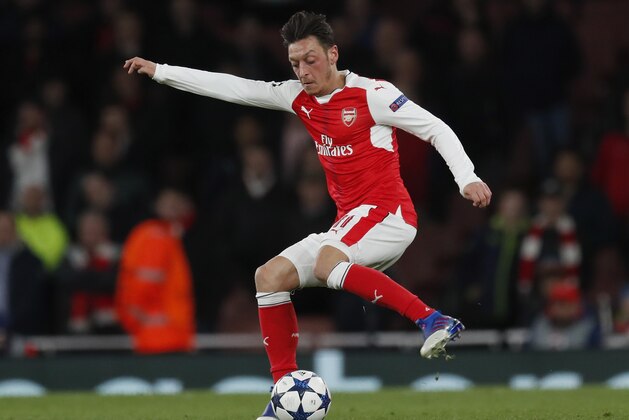 LONDON, ENGLAND - MARCH 07:  Mesut Oezil of Arsenal runs with the ball during the UEFA Champions League Round of 16 second leg match between Arsenal FC and FC Bayern Muenchen at Emirates Stadium on March 7, 2017 in London, United Kingdom.  (Photo by Boris Streubel/Getty Images)