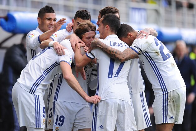 EIBAR, SPAIN - MARCH 04:  Karim Benzema (#9) of Real Madrid celebrates with teammates after scoring Real's 1st goal during the La Liga match between SD Eibar and Real Madrid CF at Estadio Municipal de Ipurua on March 4, 2017 in Eibar, Spain.  (Photo by Denis Doyle/Getty Images)