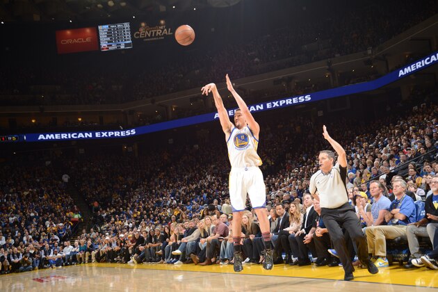 OAKLAND, CA - FEBRUARY 15:  Klay Thompson #11 of the Golden State Warriors shoots the ball against the Sacramento Kings on February 15, 2017 at ORACLE Arena in Oakland, California. NOTE TO USER: User expressly acknowledges and agrees that, by downloading and or using this photograph, user is consenting to the terms and conditions of Getty Images License Agreement. Mandatory Copyright Notice: Copyright 2017 NBAE (Photo by Noah Graham/NBAE via Getty Images)