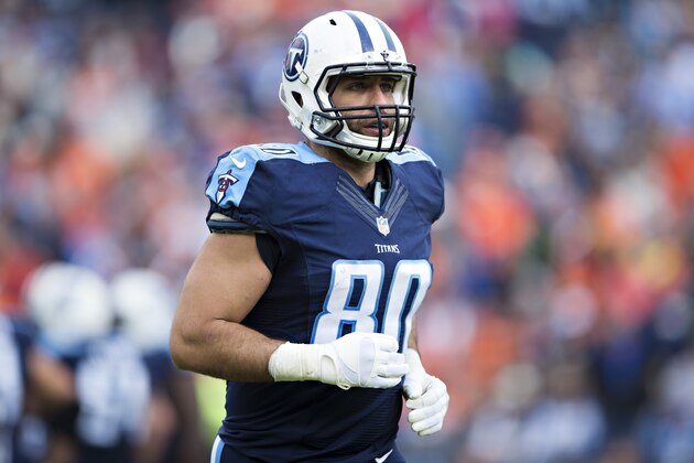 NASHVILLE, TN - DECEMBER 11:  Anthony Fasano #80 of the Tennessee Titans jogs off the field during a game against the Denver Broncos at Nissan Stadium on December 11, 2016 in Nashville, Tennessee.  The Titans defeated the Broncos 13-10.  (Photo by Wesley Hitt/Getty Images)