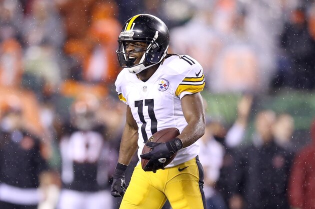 CINCINNATI, OH - JANUARY 09:  Markus Wheaton #11 of the Pittsburg Steelers celebrates after catching a pass against the Cincinnati Benglas at Paul Brown Stadium on January 9, 2016 in Cincinnati, Ohio.  (Photo by Andy Lyons/Getty Images)