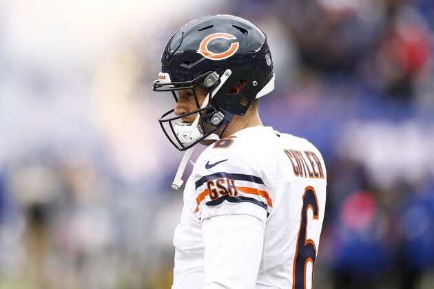 EAST RUTHERFORD, NJ - NOVEMBER 20: Jay Cutler #6 of the Chicago Bears stands on the sidelines during pregame against the New York Giants t MetLife Stadium on November 20, 2016 in East Rutherford, New Jersey. (Photo by Jeff Zelevansky/Getty Images)