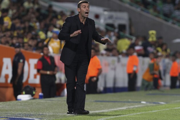 Pedro Caixinha coach of Santos reacts, during their Mexican Apertura tournament football match at the TSM Corona stadium on September 26, 2014, in Torreon, Coahuila State, Mexico. AFP PHOTO/EDGAR QUINTANA        (Photo credit should read Edgar QUINTANA/AFP/Getty Images)