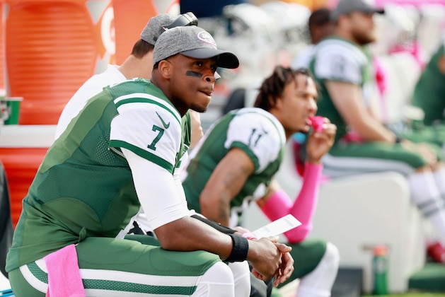 EAST RUTHERFORD, NJ - OCTOBER 23:  Geno Smith #7 looks on from the bench during the second quarter against the Baltimore Ravens at MetLife Stadium on October 23, 2016 in East Rutherford, New Jersey.  (Photo by Michael Reaves/Getty Images)
