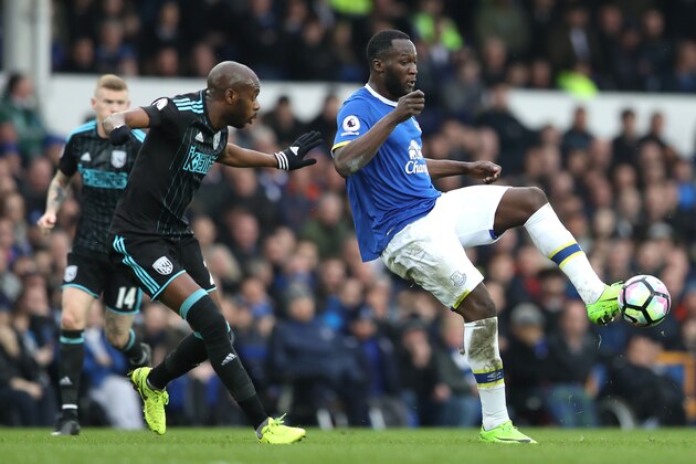 LIVERPOOL, ENGLAND - MARCH 11:  Romelu Lukaku of Everton holds off Allan-Romero Nyom of West Bromwich Albion during the Premier League match between Everton and West Bromwich Albion at Goodison Park on March 11, 2017 in Liverpool, England.  (Photo by Mark Robinson/Getty Images)