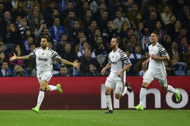 Juventus' Brazilian defender Dani Alves  (L) celebrates with teammates Bosnian midfielder Miralem Pjanic (C) and Croatian forward Marko Pjaca after scoring a goal during the UEFA Champions League round of 16 second leg football match FC Porto vs Juventus at the Dragao stadium in Porto on February 22, 2017. / AFP / MIGUEL RIOPA        (Photo credit should read MIGUEL RIOPA/AFP/Getty Images)