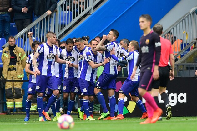 Deportivo La Coruna's forward Joselu (2ndR) celebrates with teammates after scoring during the Spanish league football match RC Deportivo de la Coruna vs FC Barcelona at the Municipal de Riazor stadium in La Coruna on March 12, 2017. / AFP PHOTO / MIGUEL RIOPA (Photo credit should read MIGUEL RIOPA/AFP/Getty Images) Deportivo La Coruna's forward Joselu (2ndR) celebrates with teammates after scoring during the Spanish league football match RC Deportivo de la Coruna vs FC Barcelona at the Municipal de Riazor stadium in La Coruna on March 12, 2017. / AFP PHOTO / MIGUEL RIOPA (Photo credit should read MIGUEL RIOPA/AFP/Getty Images)