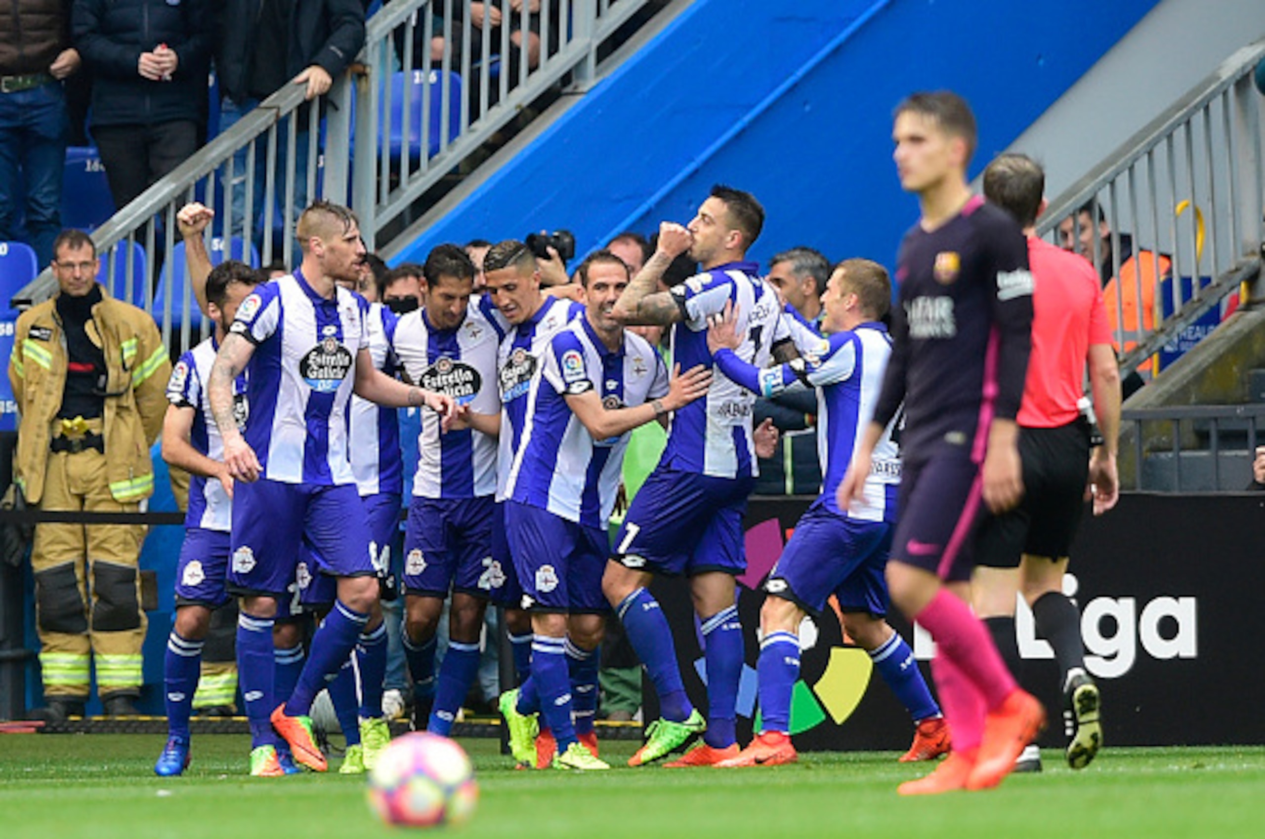 Deportivo La Coruna's forward Joselu (2ndR) celebrates with teammates after scoring during the Spanish league football match RC Deportivo de la Coruna vs FC Barcelona at the Municipal de Riazor stadium in La Coruna on March 12, 2017. / AFP PHOTO / MIGUEL RIOPA        (Photo credit should read MIGUEL RIOPA/AFP/Getty Images)