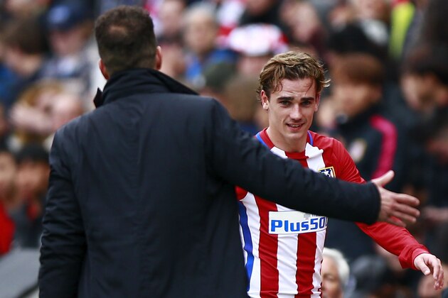 MADRID, SPAIN - MARCH 05: Antoine Griezmann (R) of Atletico de Madrid clashes hands with his coach Diego Pablo Simeone (L) as he leaves the pitch during the La Liga match between Club Atletico de Madrid and Valencia CF at Estadio Vicente Calderon on March 5, 2017 in Madrid, Spain.  (Photo by Gonzalo Arroyo Moreno/Getty Images)