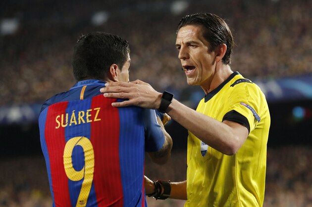 (L-R) Luis Suarez of FC Barcelona, referee Deniz Aytekinduring the UEFA Champions League round of 16 match between FC Barcelona and Paris Saint Germain on March 08, 2017 at the Camp Nou stadium in Barcelona, Spain.(Photo by VI Images via Getty Images)